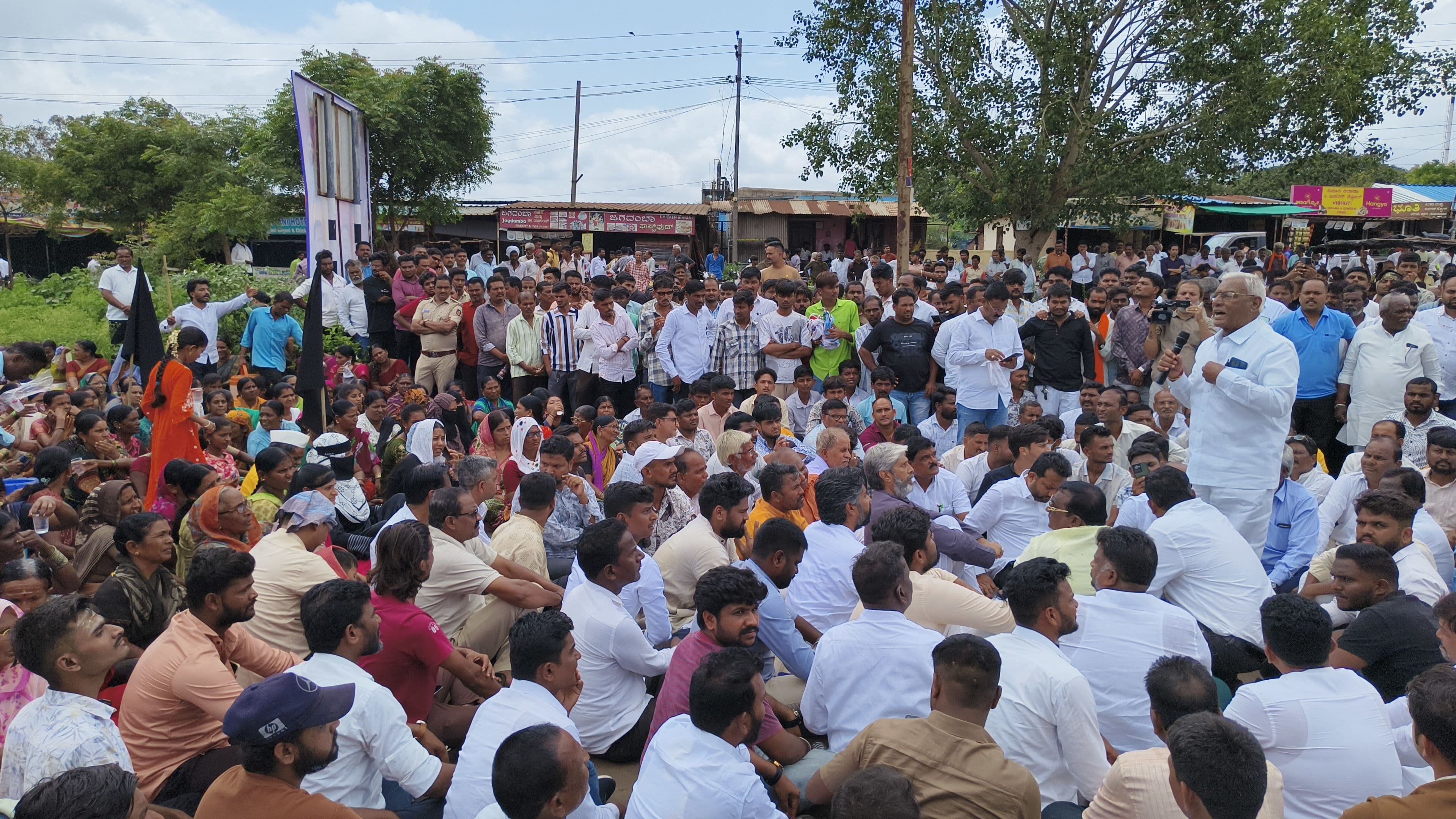 ಕೈಗಾರಿಕಾ ಮಾಲಿನ್ಯ ವಿರುದ್ಧ ಆಕ್ರೋಶ: ಹುಮನಾಬಾದ್‌ನಲ್ಲಿ ಬೃಹತ್ ರಸ್ತೆ ತಡೆ ಪ್ರತಿಭಟನೆ
